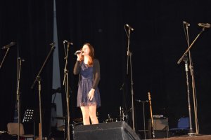 na scenie śpiewa dziewczyna