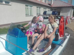 trzy dziewczynki na policyjnej łodzi