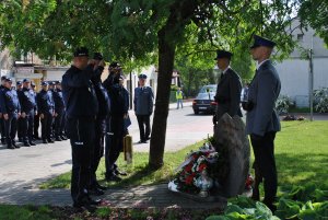 policjanci przy pomniku oddają honor