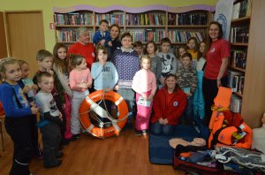 zdjęcie grupowe, biblioteka miejska w Mrągowie, dzieci policjantka i ratownicy wopr