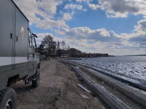 promenada jeziora mikołajskiego, z prawej wóz patrolu saperskiego z lewej jezioro