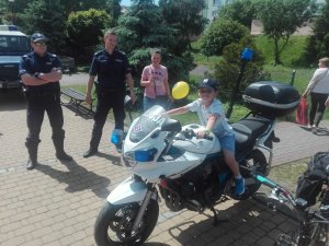 dwóch policjantów dziecko na motocyklu