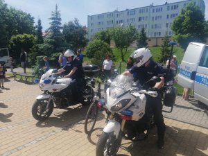 dwóch policjantów na motocyklach