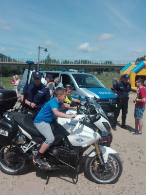 policjant, dzieci na motocyklach