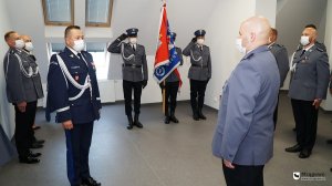 dowódca uroczystości składa meldunek komendantowi wojewódzkiemu policji w olsztynie