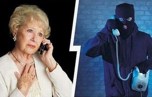 z lewej strony znajduje się starsza kobieta rozmawiająca przez telefon z oszustem stojącym po prawej stronie obrazka