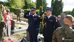Komendant Powiatowy Policji w Mrągowie i Komendant Straży Pożarnej w Mrągowie oddają honor przy grobie