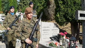 trzech żołnierzy stojących przy pomniku