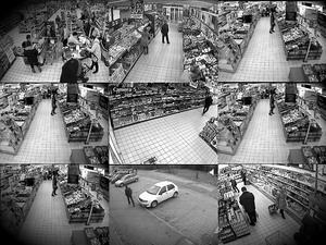 czarno biały obraz z kamer monitoringu na którym widać wnętrze sklepu