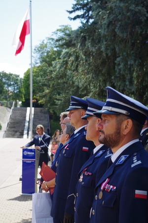 przemawiający Wojewoda, po prawej stronie policjanci
