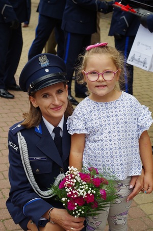 policjantka klęcząca przy dziewczynce