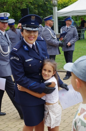 policjantka przytula się z córką