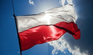 powiewająca na wietrze flaga Polski