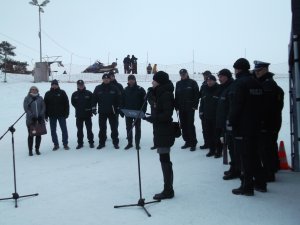 na stoku w Mrągowie, policjanci i uczestnicy spotkania stoją