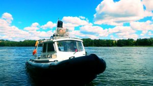 policyjna łódź na jeziorze czos