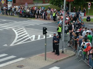 na ulicy policjanci, barierki i za nimi tłum uczestników parady