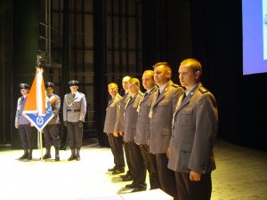 awansowani policjanci na scenie